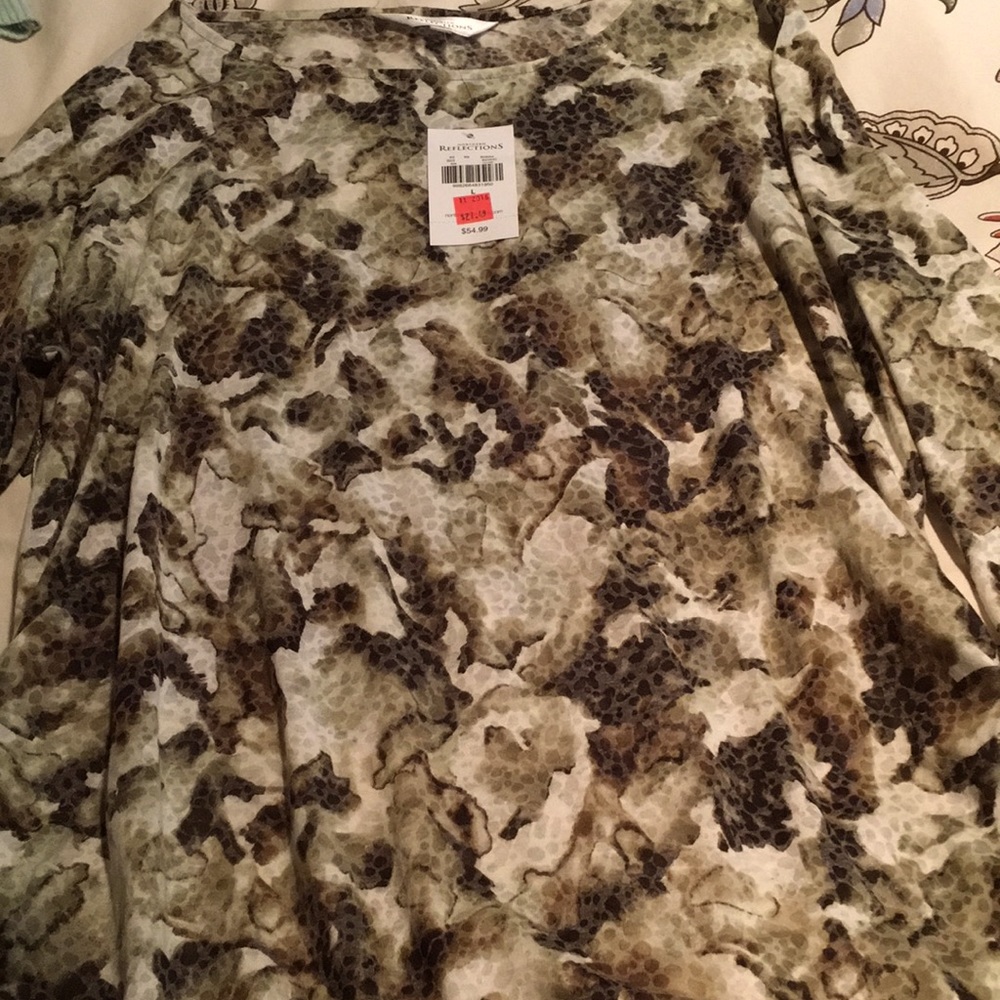 Ladies top light and slimming style